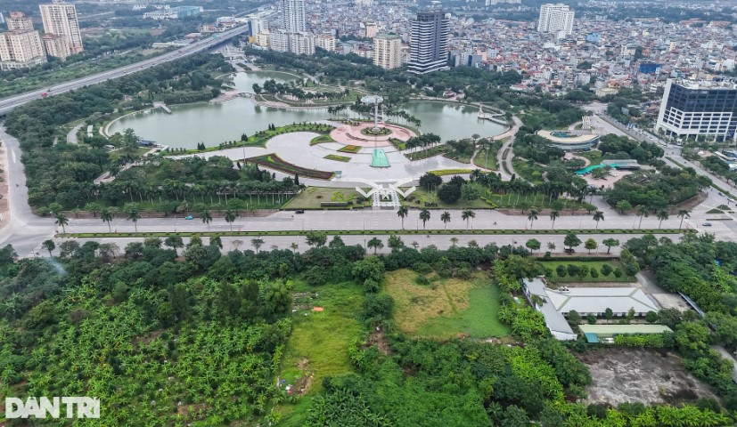Tuyến đường thí điểm thứ hai được Sở GTVT Hà Nội lựa chọn là vỉa hè quanh công viên Hòa Bình và đường Hoàng Minh Thảo (quận Bắc Từ Liêm).