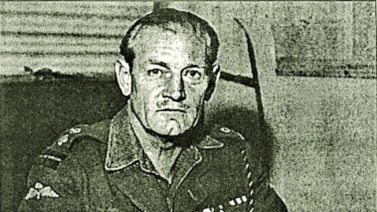 Đặc biệt, thay vì dùng súng như các đồng đội, Trung tá John bắt giữ 42 lính Đức quốc xã chỉ bằng gươm trong một lần tập kích quân địch cùng các đồng đội. Ông cũng là người cuối cùng tiêu diệt lính địch bằng cung tên trong cuộc chiến.