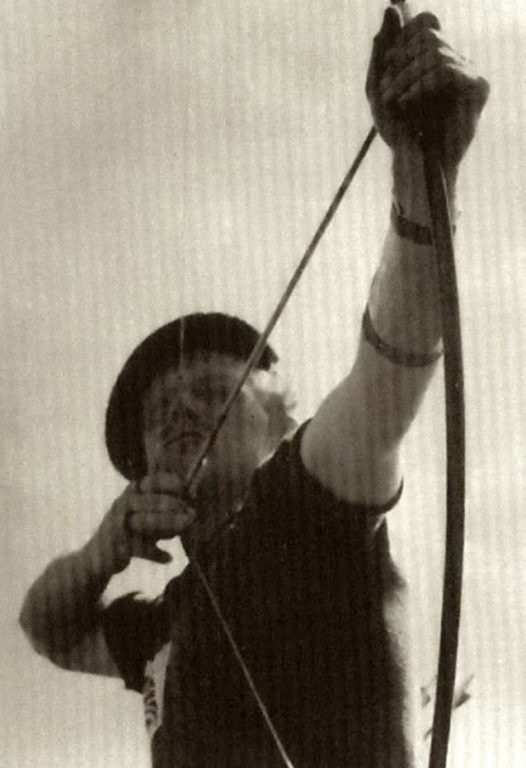 Trung tá John giải cứu một sĩ quan bị thương nặng và được tặng Huân chương dũng cảm của quân đội Anh trong trận Dunkirk.