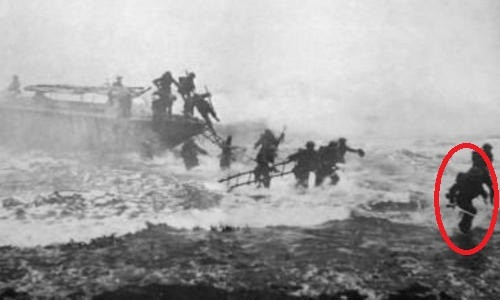 Trung tá John Malcolm Thorpe Fleming Churchill, còn có biệt danh là "Jack Điên" là sĩ quan thuộc Tiểu đoàn đặc nhiệm số 3 của Anh. Ông nổi tiếng với cách chiến đấu "độc, lạ" trên chiến trường Chiến tranh thế giới 2 khiến nhiều binh lính Đức quốc xã khiếp sợ.