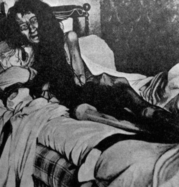 Vào thời điểm được phát hiện, Blanche Monnier sống ở Pháp chỉ còn da bọc xương do bị gia đình giam giữ trong một căn phòng nhỏ suốt 25 năm vì kiên quyết muốn cưới một luật sư lớn tuổi.