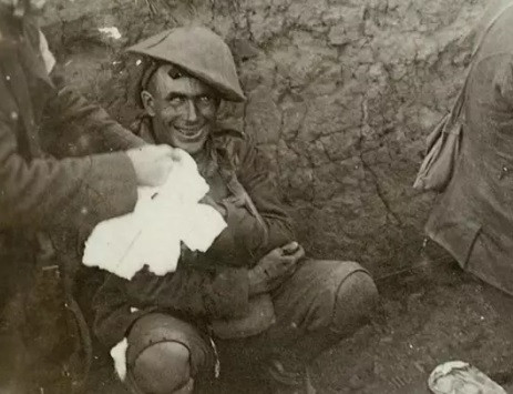 Một binh sĩ bị sốc do bom đạn nổ liên tiếp dẫn tới các chấn thương tạm thời bao gồm: mất tỉnh táo, mất ngủ, mất khả năng nói chuyện và đi lại. Bức ảnh được chụp trong Chiến dịch Courcelette, Pháp năm 1916.