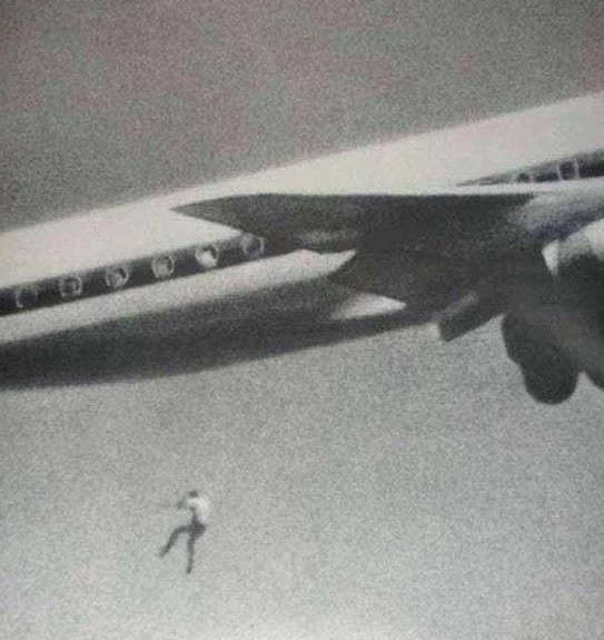 Bức ảnh chụp năm 1970 ghi lại khoảnh khắc cậu bé Keith Sapsford, 14 tuổi, rơi ra khỏi máy bay khi ở độ cao 60m. Cậu bé đã trốn vào bánh máy bay để đi "lậu vé" nhưng không ngờ có cái chết đau đớn khi rơi từ trên cao xuống.