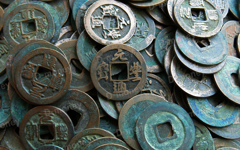 Sau khi một người qua đời, những người thân trong gia đình thường để một ít tiền xu vào trong quan tài. Theo quan niệm của người xưa, số tiền này sẽ được người quá cố sử dụng để trả phí đi đường, mua nước...