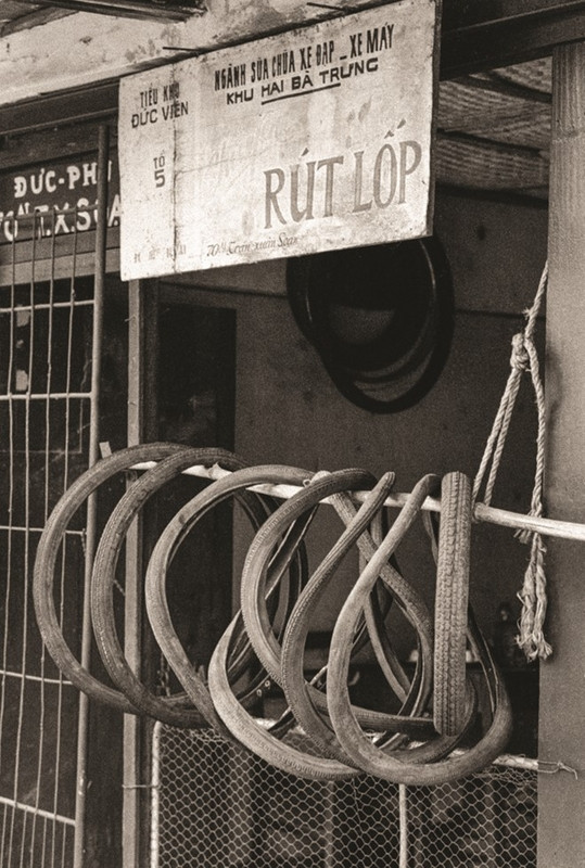 Một cơ sở gia công, sửa chữa lốp xe đạp ở Hà Nội những năm 1980.