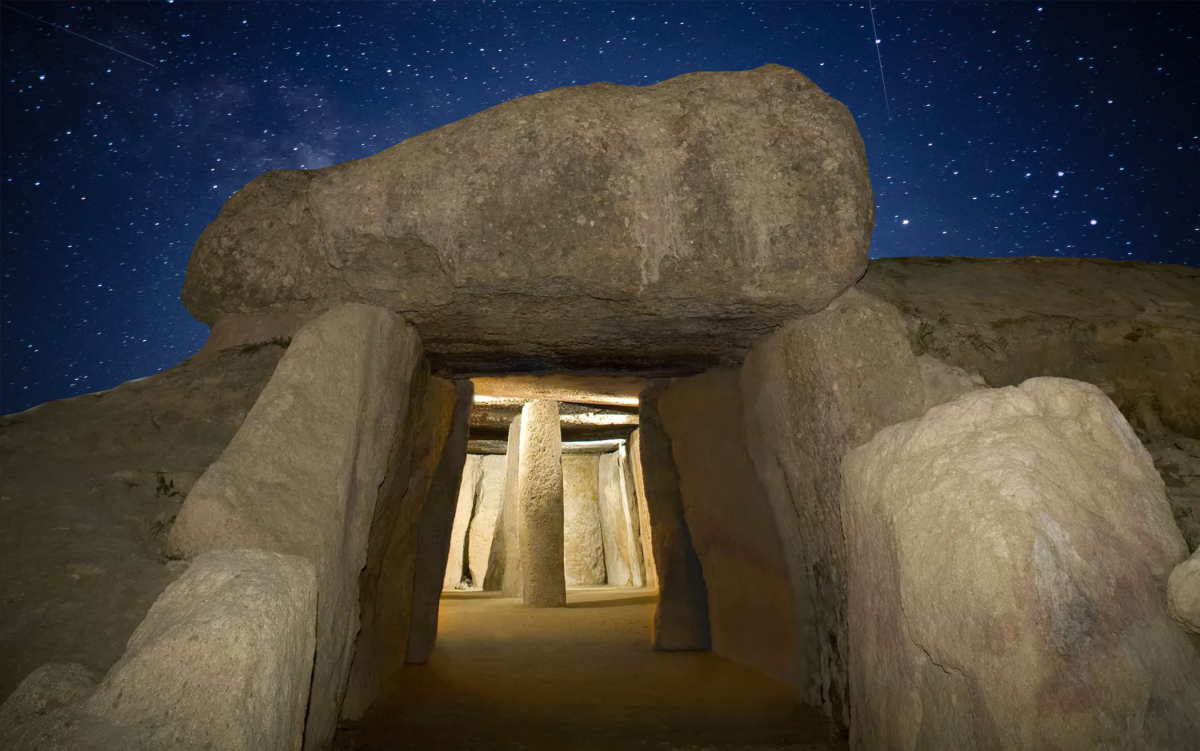 Thêm nữa, do mộ cổ Menga nằm hơi thấp hơn mỏ đá cung cấp vật liệu thô nên thợ xây có thể vận chuyển những tảng đá lớn theo lộ trình xuôi theo sườn đồi. Cuối cùng, đất nền ở đỉnh đồi ổn định hơn nhiều so với đất sét mềm ở xung quanh. Nhờ vậy, phần nền của ngôi mộ chắc chắn và an toàn hơn.