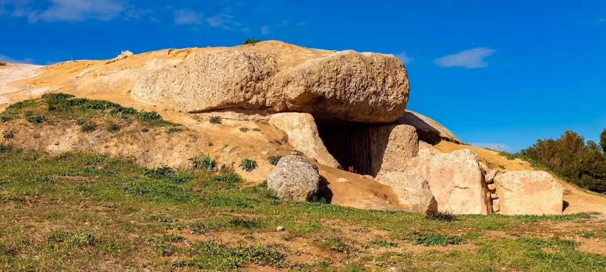 Khi kiểm tra ngôi mộ tập thể này, giới nghiên cứu phát hiện khối đá chốt vòm của Menga nặng khoảng 150 tấn. Với trọng lượng khủng như vậy, nó trở thành tảng đá lớn thứ hai từng được sử dụng trong một ngôi mộ thời Đồ đá mới.