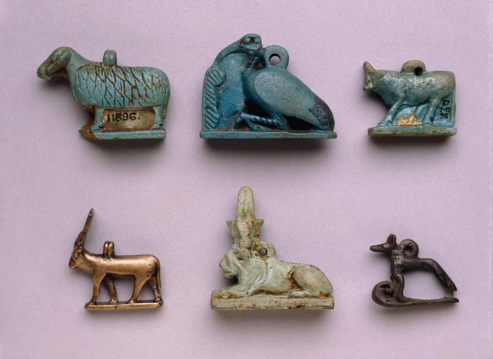 Mỗi tấm bùa hộ mệnh của người Ai Cập đều làm từ vàng ròng hoặc các loại đá quý. Do đó, chỉ tầng lớp hoàng tộc, quý tộc và thượng lưu mới có đủ khả năng để ướp xác và chuẩn bị các loại bùa hộ mệnh để sang cõi âm thuận lợi.