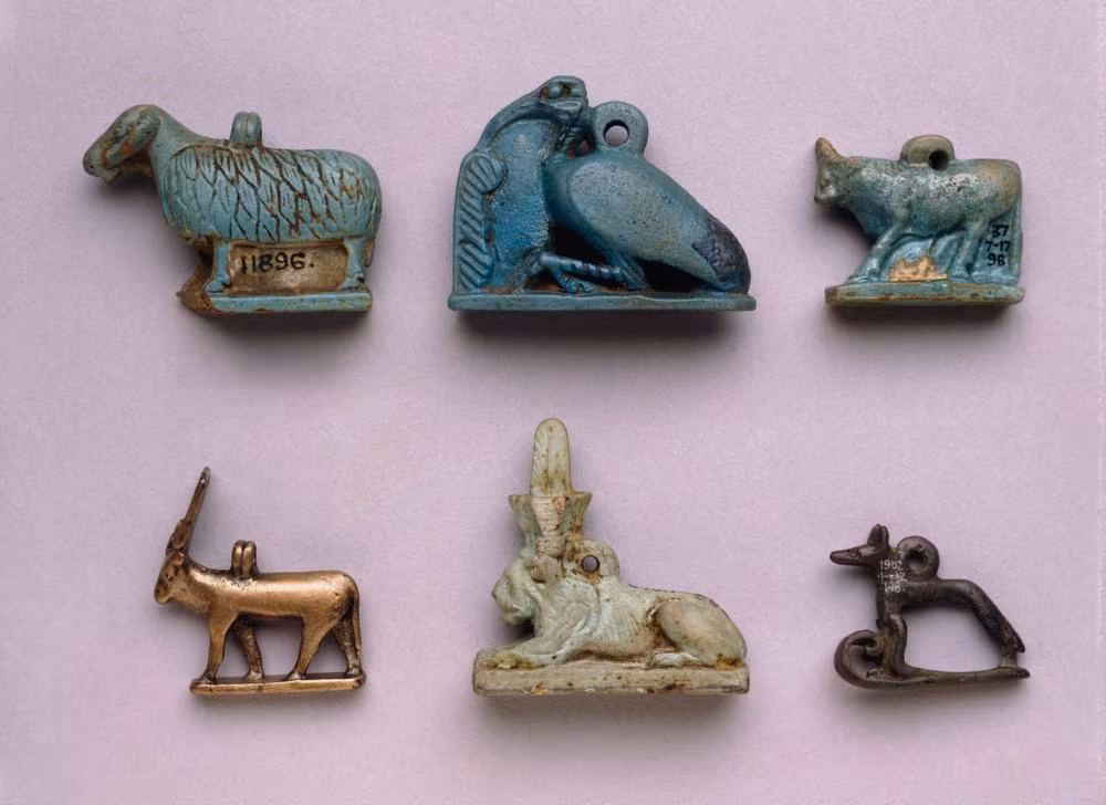 Mỗi tấm bùa hộ mệnh của người Ai Cập đều làm từ vàng ròng hoặc các loại đá quý. Do đó, chỉ tầng lớp hoàng tộc, quý tộc và thượng lưu mới có đủ khả năng để ướp xác và chuẩn bị các loại bùa hộ mệnh để sang cõi âm thuận lợi.