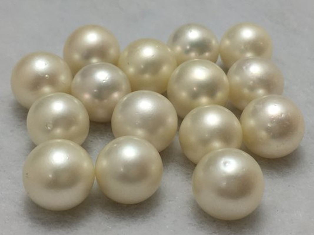 Tiếp đến, gia đình người quá cố không muốn người thân sang thế giới bên kia trong tình trạng đói khát. Vì vậy, họ đặt vào trong miệng người chết một số loại ngũ cốc, ngọc bích, trân châu... để cầu mong người quá cố sẽ có cuộc sống no đủ, sung túc ở cõi âm.