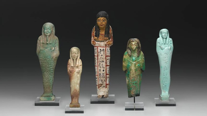 Người Ai Cập cổ đại quan niệm sau khi một người qua đời, linh hồn sẽ rời khỏi thể xác và bắt đầu hành trình sang thế giới bên kia. Theo đó, linh hồn người quá cố phải vượt qua nhiều thử thách nguy hiểm để có thể an toàn đến cõi âm.