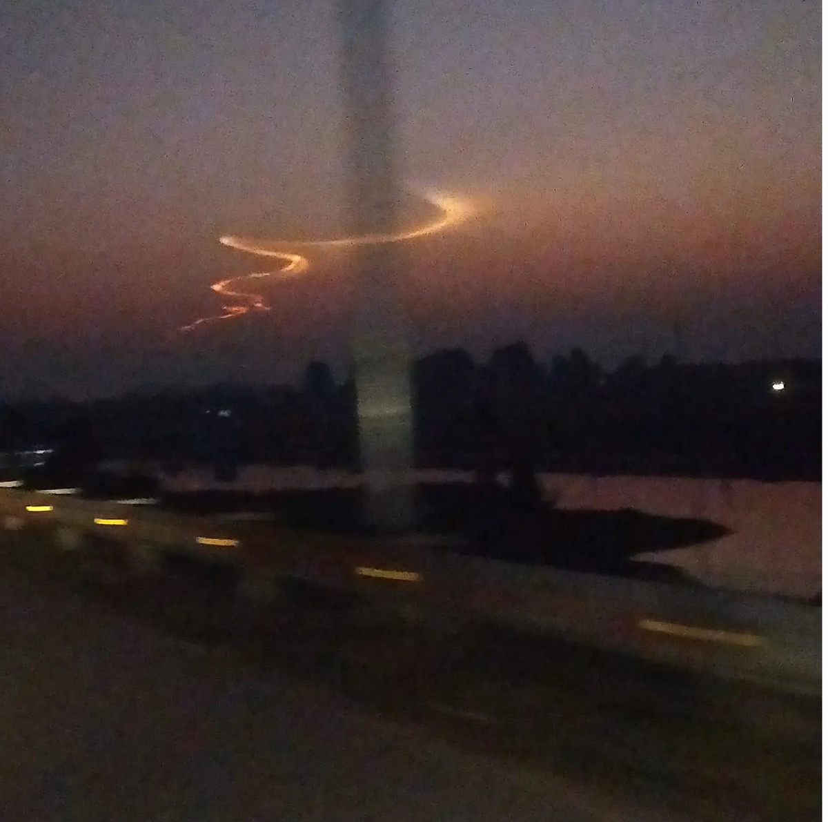 Nhiều hình ảnh về vệt sáng kỳ lạ đã được người dân chia sẻ trên một số diễn đàn, mạng xã hội. Số ảnh này được người dân quay phim, chụp tại một số địa phương như Hà Nội, Nam Định, Hà Nam, Bắc Giang, Thái Nguyên… vào khoảng 5h30 sáng ngày 26/12.