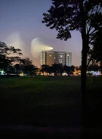 Áp suất và nhiệt độ khí phía sau đuôi của máy bay bị giảm đột ngột trong quá trình tăng tốc thường tạo thành một đám mây trắng.