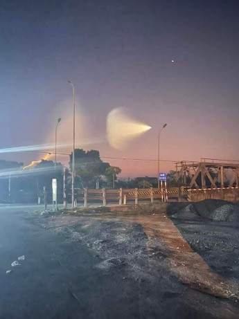 Phá vỡ bức tường âm thanh là một hiện tượng khí động học xảy ra khi một vật thể (thường là máy bay) bay nhanh hơn vận tốc âm thanh khiến các đỉnh sóng âm bị chồng chéo, gây ra một vụ nổ sóng âm.