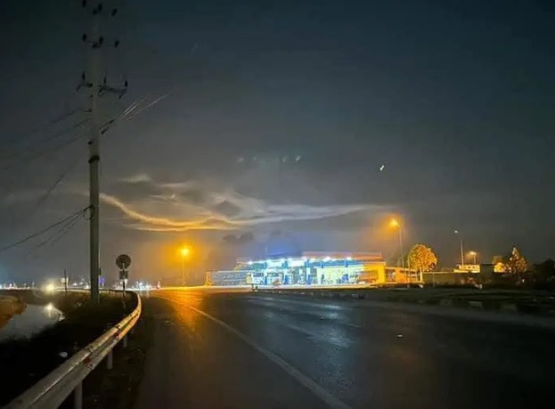 Trả lời trên tờ Sức khỏe và Đời sống, ông Đặng Vũ Tuấn Sơn, Chủ tịch Hội Thiên văn và Vũ trụ học Việt Nam, lý giải các vệt sáng mà người dân quan sát thấy sáng 26/12 nhiều khả năng là hiện tượng phá vỡ bức tường âm thanh.