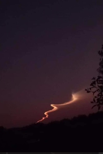 Trong các bức ảnh được người dân chia sẻ, vệt sáng xuất hiện trên bầu trời gồm 2 phần. Trong đó, một phần tản rộng tạo nên hình ảnh như một luồng khí và phần còn lại có dạng tựa như chiếc loa.
