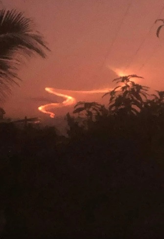 Nhờ vậy, mọi người có thể nhìn thấy những vệt sáng kỳ lạ trên bầu trời.