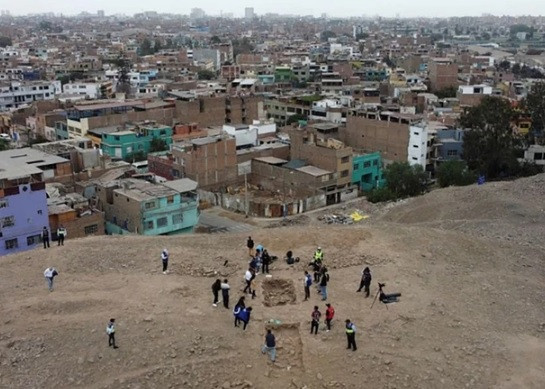 Các chuyên gia đã tìm thấy một số hiện vật được chôn cùng với xác ướp khoảng 3.000 năm tuổi trên bao gồm: ngô, lá coca và một số hạt. Họ tin rằng những thứ này có thể là một phần của lễ vật được tùy táng cùng người quá cố.