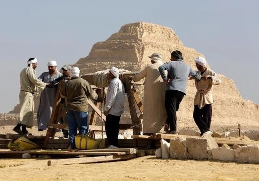 Vào cuối tháng 1/2023, nhà khảo cổ nổi tiếng Zahi Hawass thông báo về việc phát hiện thấy ngôi mộ chứa xác ướp khoảng 4.300 tuổi phủ đầy vàng tại Saqqara, Ai Cập. Các nhà nghiên cứu đánh giá đây có thể là xác ướp lâu đời và hoàn chỉnh nhất được tìm thấy từ trước tới nay.