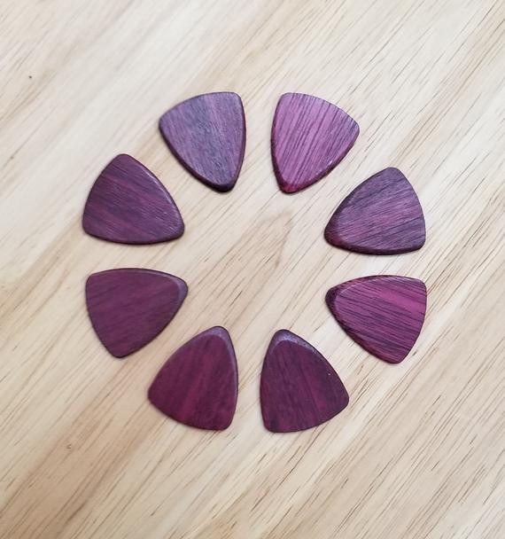 Càng để lâu trong môi trường và tiếp xúc với ánh sáng thì gỗ trái tim màu tím sẽ có màu nâu sẫm xen lẫn một chút màu tím.