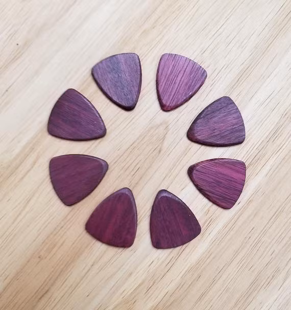 Càng để lâu trong môi trường và tiếp xúc với ánh sáng thì gỗ trái tim màu tím sẽ có màu nâu sẫm xen lẫn một chút màu tím.