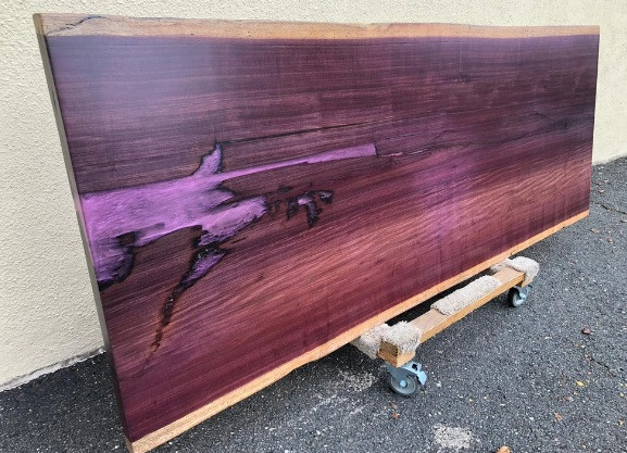 Loại gỗ trái tim màu tím thường được tìm thấy nhiều ở các khu rừng mưa nhiệt đới ở Brazil, Suriname và Guyana… Một số khu vực tại Việt Nam bao gồm Tây Nguyên và khu vực Đông Nam Bộ cũng trồng được loại gỗ này.