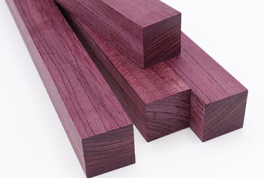 Một loại gỗ đặc biệt có khả năng đổi màu là Purple Heart - gỗ trái tim màu tím hay còn gọi cẩm tím, hương tím. Có tên khoa học là Peltogyne spp, gỗ trái tim màu tím là loại gỗ đặc trưng của vùng Trung và Nam Mỹ.