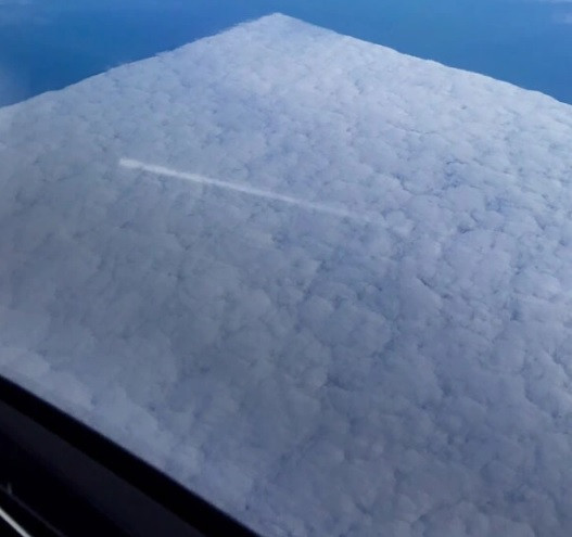 Khoảnh khắc ấn tượng chụp một đám mây có hình vuông hoàn hảo.