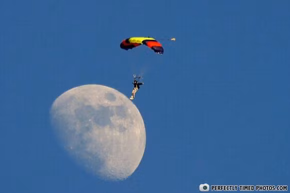 Một vận động viên nhảy dù có khoảnh khắc thú vị khi "đặt chân" lên Mặt Trăng.