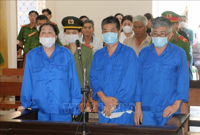 Các bị cáo tại phiên tòa chiều ngày 18/12.