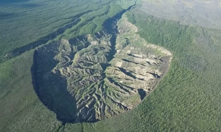 Giới nghiên cứu cho hay các lớp băng vĩnh cửu ở miệng núi lửa Batagay bao gồm 80% là băng, một lượng lớn trầm tích tan chảy trên sườn đồi sụp đổ. Sự việc này để lộ một khu vực trông giống như một vết rạch khổng lồ cắt ngang qua Cộng hòa Sakha của Nga.