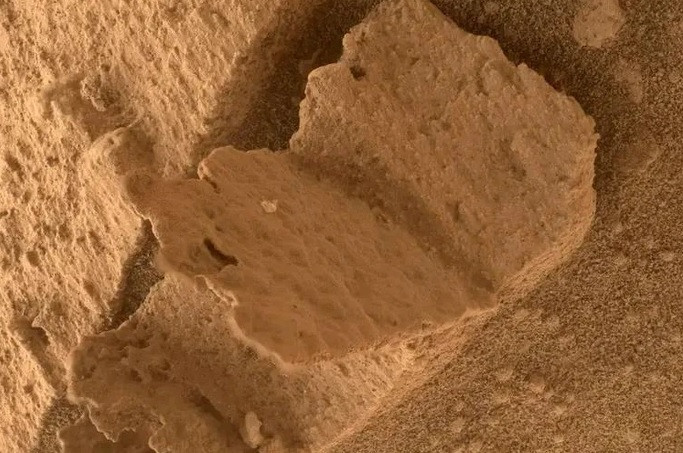 Một tảng đá kỳ dị được đặt tên là Terra Firme khi có hình dáng trông giống hệt một quyển sách đang mở. Bức ảnh này được tàu Curiosity của NASA chụp vào ngày 15/4/2023.