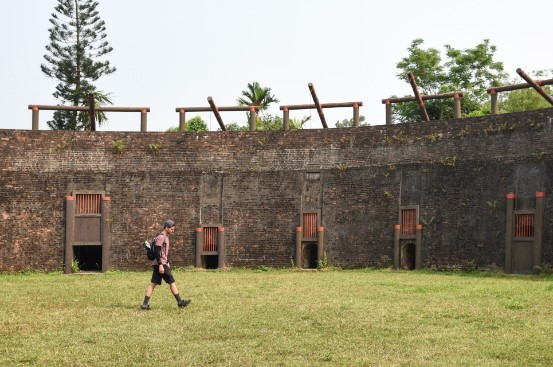 Trong bài viết đăng trên tờ South China Morning Post, tác giả Ronan O'Connell ca ngợi 2 di tích độc đáo của Việt Nam là một trong những điểm độc đáo tại châu Á mà du khách khắp thế giới không nên bỏ qua. Đó là Nhà thờ Đức Bà tại TP.HCM và đấu trường Hổ Quyền tại Thừa Thiên Huế. Ảnh: Ronan O'Connell.
