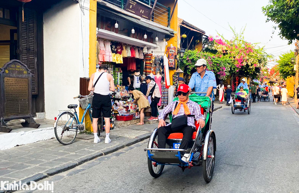 Phố cổ Hội An cũng được The Travel giới thiệu tới công chúng. Nằm bên bờ sông yên bình, phố cổ Hội An gây ấn tượng với du khách với những dãy nhà cổ in dấu thời gian. Trong số này, nhiều ngôi nhà được xây dựng từ thế kỷ 17. Ảnh: kinhtedothi.