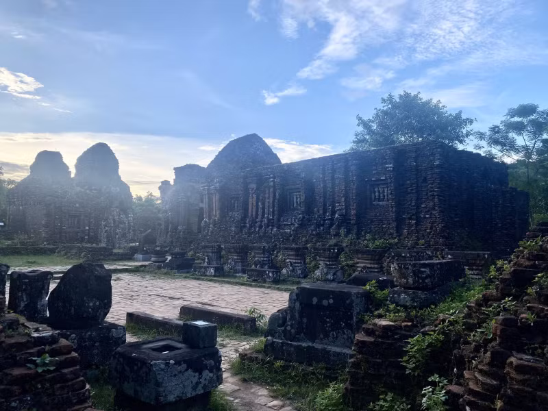 Khi ghé thăm Thánh địa Mỹ Sơn, du khách sẽ có dịp khám phá những chạm khắc công phu hình ảnh các vị thần Hindu trên 20 ngôi đền còn lại. Những ngọn núi, cây cối xanh tươi ở khu vực xung quanh giúp tăng thêm vẻ đẹp của khu di tích. Ảnh: CAND.