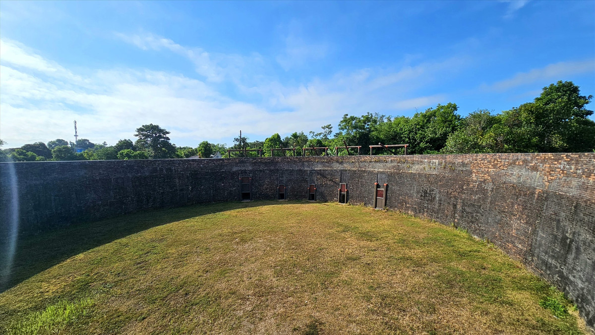 "Đấu trường hình tròn 200 năm tuổi được bao quanh bởi một khán đài xây cao, nơi từ nhà vua đến dân chúng cổ vũ các trận đấu giữa voi và hổ tại khu vực bãi cỏ trung tâm. Đến đây, dừng lại trước những chuồng hổ và thử tưởng tượng những con vật hung dữ đang lao tới, chắc hẳn du khách sẽ cảm nhận được sự đáng sợ, kể cả nếu đang ngồi trên lưng voi", tác giả Ronan O'Connell viết về di tích Hổ Quyền. Ảnh: Lao động.