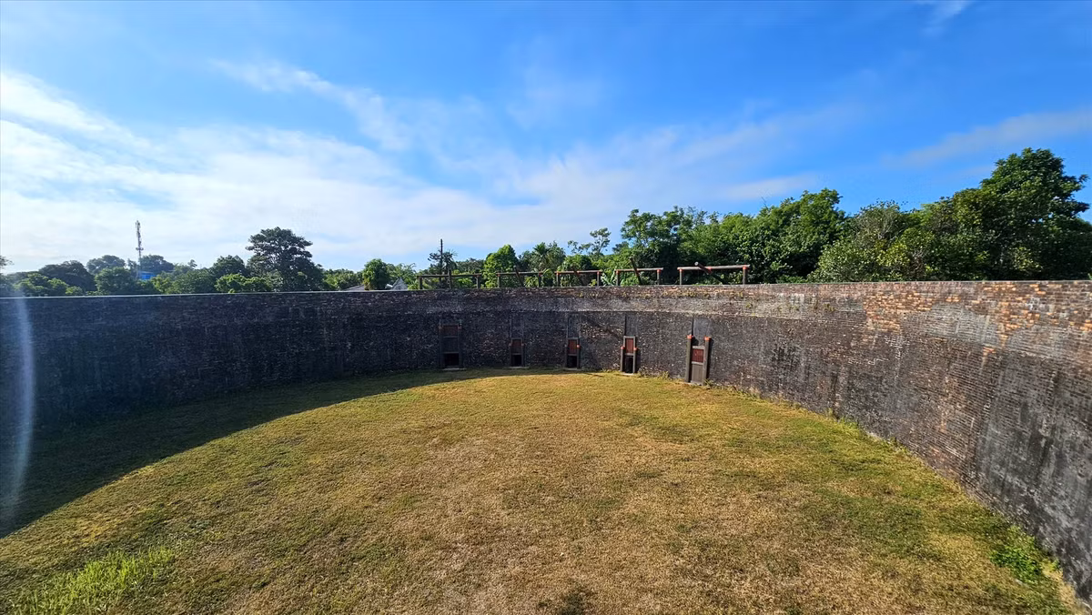 "Đấu trường hình tròn 200 năm tuổi được bao quanh bởi một khán đài xây cao, nơi từ nhà vua đến dân chúng cổ vũ các trận đấu giữa voi và hổ tại khu vực bãi cỏ trung tâm. Đến đây, dừng lại trước những chuồng hổ và thử tưởng tượng những con vật hung dữ đang lao tới, chắc hẳn du khách sẽ cảm nhận được sự đáng sợ, kể cả nếu đang ngồi trên lưng voi", tác giả Ronan O'Connell viết về di tích Hổ Quyền. Ảnh: Lao động.