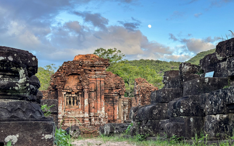 Trong năm 2023, tờ báo chuyên về du lịch của Canada The Travel giới thiệu 10 điểm đến ở Việt Nam mà du khách không nên bỏ lỡ. Trong số này, đáng chú ý là Thánh địa Mỹ Sơn ở tỉnh Quảng Nam. Di tích này được xây dựng từ thế kỷ 4. Ảnh: CAND.