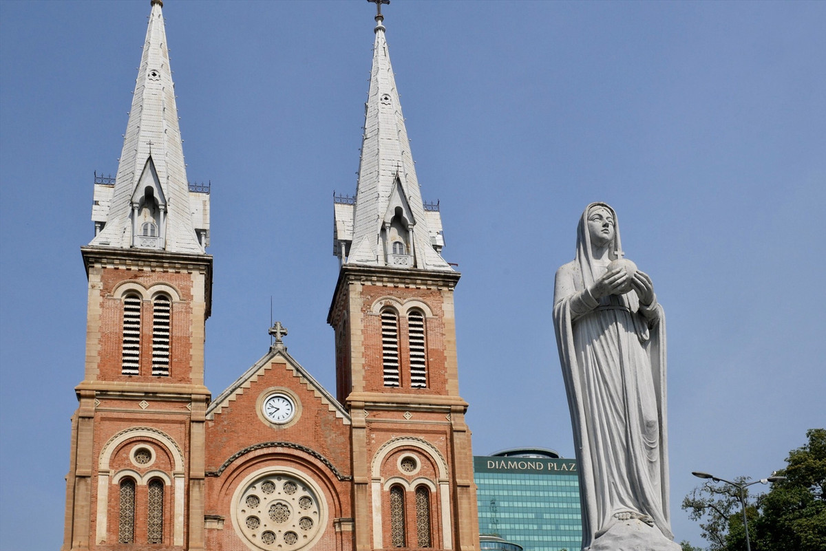 "Nhà thờ lớn nổi tiếng nhất của Việt Nam nằm ở TP.HCM, ngay trong khu vực thu hút khách du lịch tại Quận 1 của thành phố. Được xây dựng từ những năm 1880, giờ đây nhà thờ với tháp chuông đôi cao 60 mét và kiến trúc Roman này vẫn nổi bật trong lòng thành phố, giữa những tòa nhà cao tầng vây quanh. Nhà thờ được xây bằng gạch đỏ, bên trong là một sảnh lớn tràn ngập ánh sáng đa sắc nhờ các cửa sổ kính màu", tác giả Ronan O'Connell viết. Ảnh: Lao động.