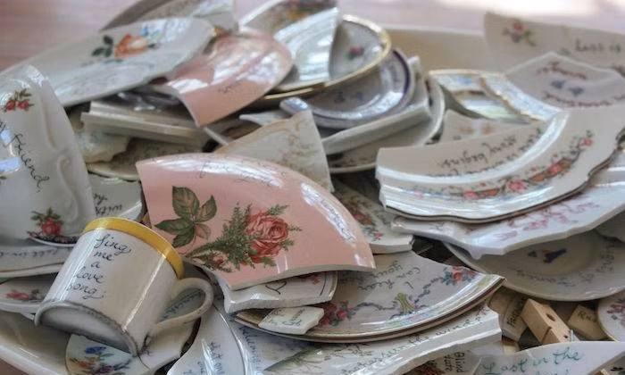 Tại Đan Mạch, người dân có phong tục lấy những chiếc đĩa cũ của mình và ném chúng trước cửa nhà của bất kỳ ai mà bạn muốn đối phương gặp nhiều may mắn trong năm mới. Đây là một phong tục đón năm mới độc đáo trên thế giới.