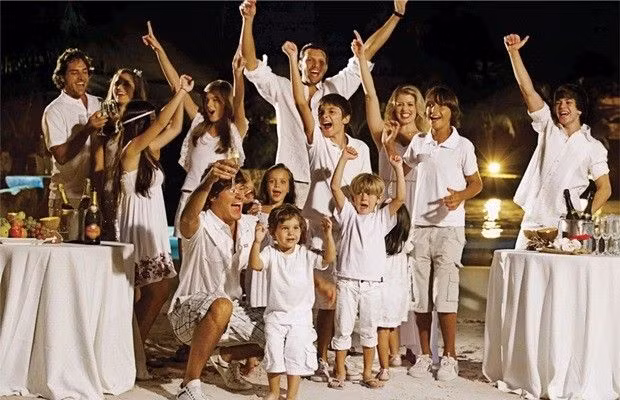 Người dân ở Brazil thực hiện phong tục đón năm mới là mặc đồ trắng - màu tượng trưng cho khởi đầu năm mới hòa bình và xua đuổi tà ma. Họ còn có phong tục thắp nến và ném những bông hoa trắng xuống nước như một lễ vật dành cho Yemoja - Nữ thần Đại dương nhằm cầu mong được vị thần này che chở, phù hộ, gặp may mắn và bình an.