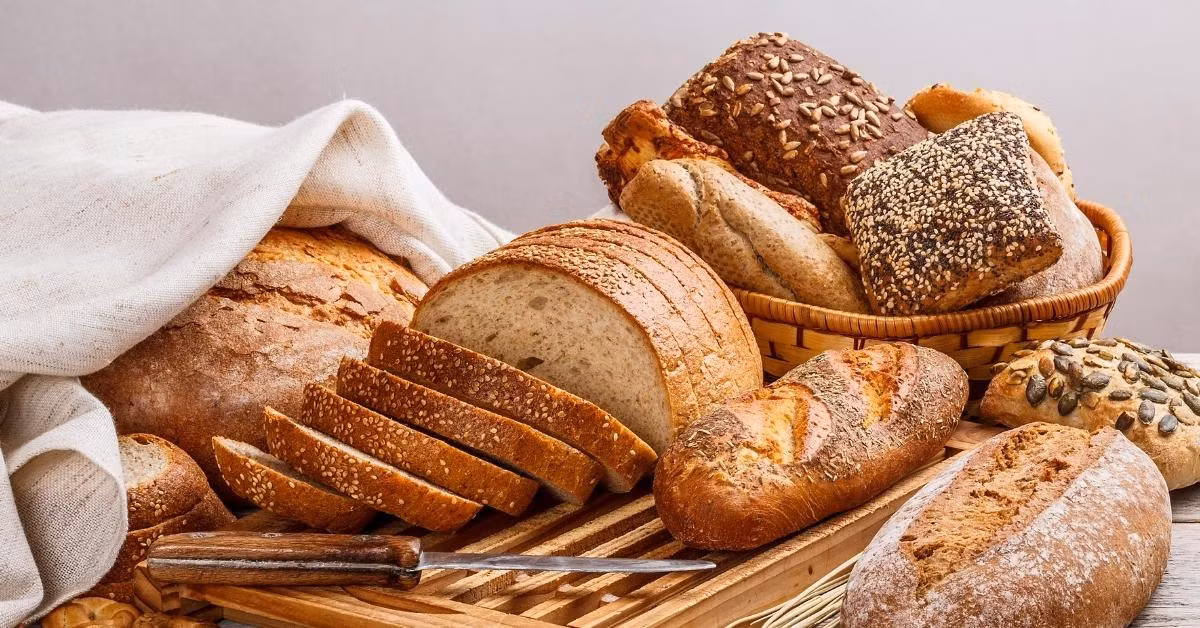 Vào ngày đầu năm mới, người Scotland có phong tục xông nhà. Theo tín ngưỡng dân gian, người đầu tiên đặt chân vào cửa nhà trong năm mới phải là nam giới có mái tóc màu đen nếu muốn gặp may mắn trong năm tới. Người đến xông nhà thường sẽ mang theo các món quà được xem là biểu tượng cho sự may mắn như: than đá, muối, bánh mỳ hoặc rượu whisky...