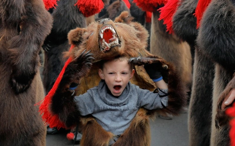 Ở Romania, những nông dân thường cố gắng giao tiếp với động vật của họ vào ngày đầu năm mới. Nếu thành công thì họ sẽ gặp may mắn trong năm tới. Theo truyền thống, mọi người thường hóa trang, ăn mặc giống các loài động vật như gấu, dê và các động vật khác và đi dạo quanh khu phố của họ, ghé thăm những người hàng xóm để lan truyền sự may mắn cũng như tinh thần tích cực.