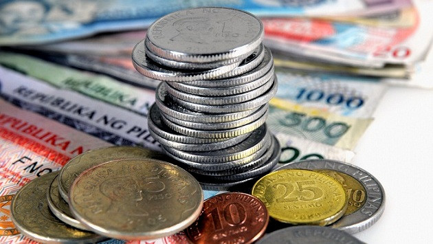 Với mong muốn sẽ gặp may mắn, thịnh vượng trong năm mới, người dân Philippines sẽ trang trí xung quanh mình những vật hình tròn (tượng trưng cho tiền xu và sự giàu có). Do đó, họ sẽ ăn các loại quả có hình tròn, giữ tiền xu trong người, mặc trang phục chấm bi...