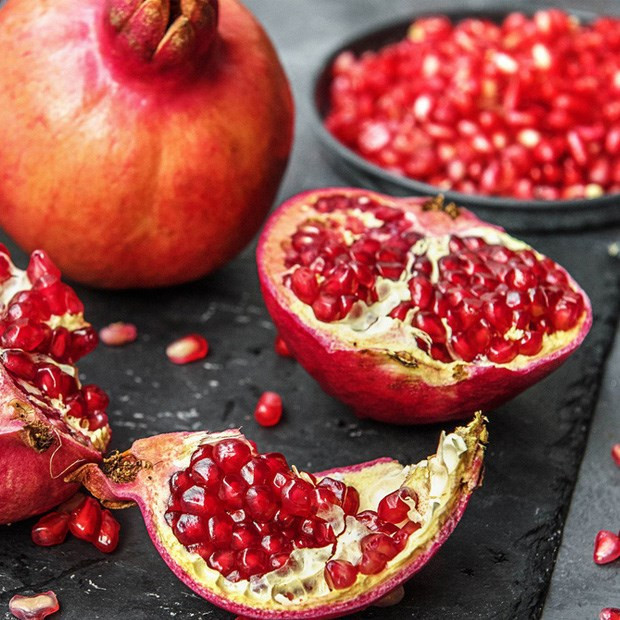 Ngay sau giao thừa, người dân ở Hy Lạp có tập tục đập một quả lựu trước cửa nhà. Sau đó, họ sẽ đếm số lượng hạt lựu rơi ra. Theo quan niệm dân gian, số hạt lựu tương quan trực tiếp với số lượng may mắn sắp đến.