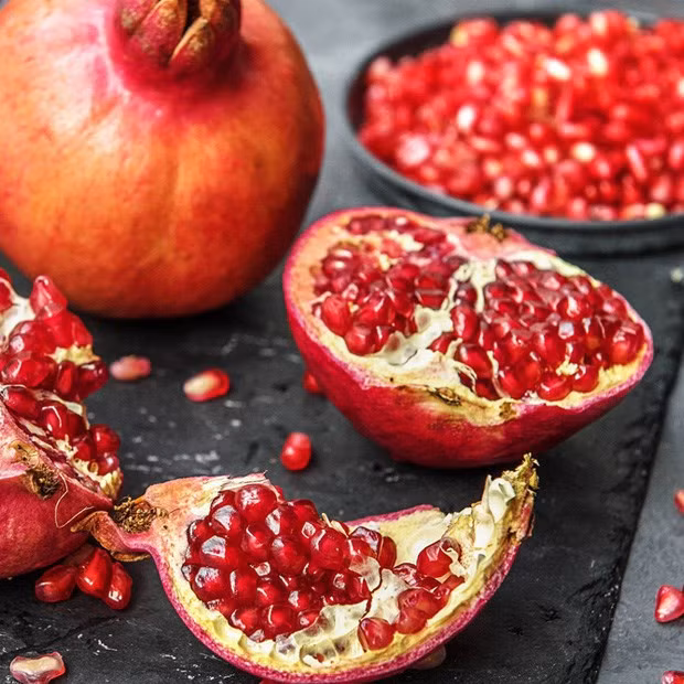 Ngay sau giao thừa, người dân ở Hy Lạp có tập tục đập một quả lựu trước cửa nhà. Sau đó, họ sẽ đếm số lượng hạt lựu rơi ra. Theo quan niệm dân gian, số hạt lựu tương quan trực tiếp với số lượng may mắn sắp đến.