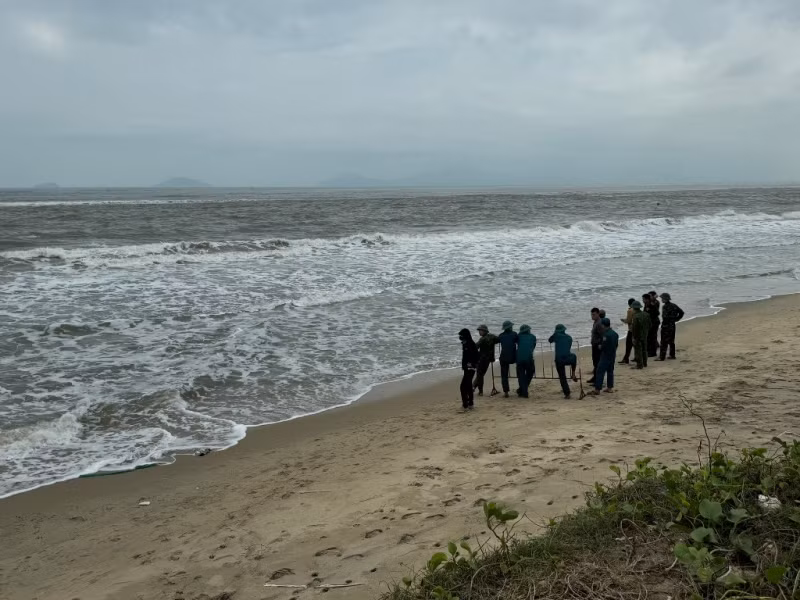 Ông Xá phỏng đoán đó có thể là chiếc ghe bầu (một loại ghe có dáng bụng bầu tròn, phình to để chứa được nhiều hàng hóa) dài khoảng 15 - 20m vì ông từng nghe cha mẹ kể lại ở vùng biển này trước đây thương buôn thường đi ghe bầu vào ra cảng Cửa Đại để trao đổi hàng hóa. Ảnh: CAND.