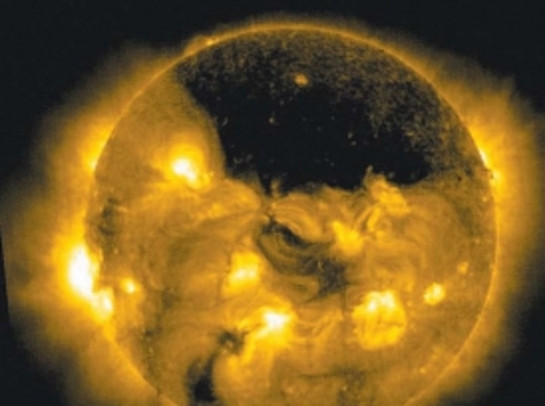 Theo NOAA, các lỗ vành nhật hoa có thể xuất hiện ở bất cứ thời điểm nào trong suốt chu kỳ Mặt trời nhưng thường phổ biến hơn trong giai đoạn cực tiểu. Khi xuất hiện trong giai đoạn Mặt trời đạt cực đại, chúng thường nằm gần các cực chứ không phải gần xích đạo.