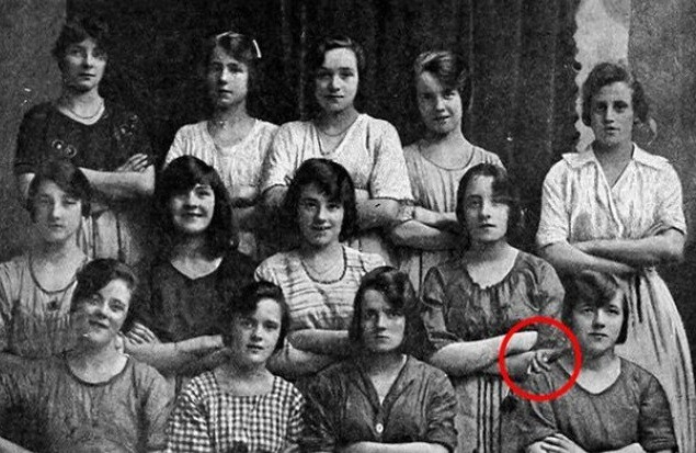 Do đó, nhiều người cho rằng đó có thể là "bàn tay ma" bí ẩn. Bàn tay này thuộc về "hồn ma" nên không ai trong số 15 nữ công nhân nhìn thấy.