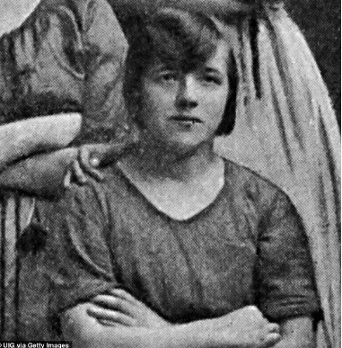 Tuy nhiên, khi xem kỹ bức ảnh, mọi người phát hiện một chi tiết kỳ quái, khó lý giải. Đó là trên vai của cô gái (ở hàng thứ ba đứng ngoài cùng từ trên xuống) có một bàn tay ai đó đang chạm khẽ, trông giống tay của một thiếu nữ.